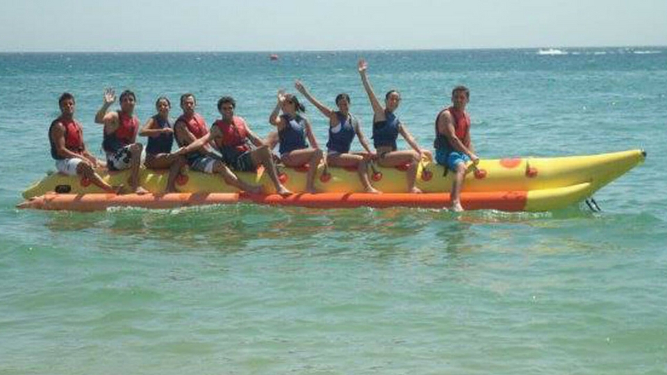 Diversión asegurada en Playa Blanca Lanzarote en la banana boat